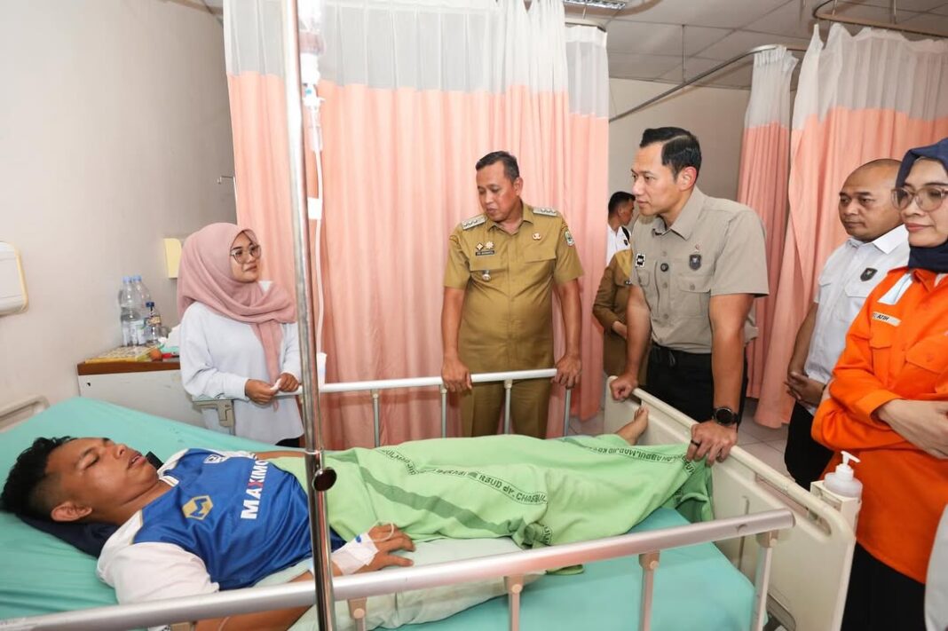 Jenguk Korban di RSUD Bekasi, AHY Pastikan Korban Dapat Perawatan Maksimal