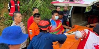 Evakuasi korban helikopter PK-CFX berhasil dilakukan tim SAR gabungan. Proses berlangsung dramatis dari malam hingga pagi di medan ekstrem Kalbar.
