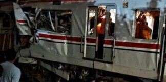 Fakta Penyebab Tabrakan KRL dan Argo Bromo Anggrek, Diduga Dipicu Taksi Green SM? Petugas melakukan penanganan rangkaian KRL yang tertabrak KA Argo Bromo Anggrek di Stasiun Bekasi Timur setelah insiden pada Senin malam.