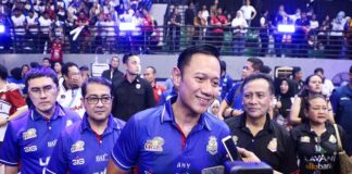 JUARA PROLIGA 2026 - Agus Harimurti Yudhoyono atau populer disapa AHY (paling depan - diwawancarai) dan rekannya berselebrasi merayakan keberhasilan LavAni Juara Proliga 2026. Ini menjadi bukti AHY berhasil bangun ekosistem olahraga di Indonesia.