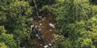 Evakuasi helikopter PK-CFX di Sekadau terkendala medan terjal dan gelap. Tim SAR tunda evakuasi hingga pagi meski lokasi jatuh sudah ditemukan.