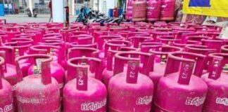 Harga Elpiji 12 Kg Naik, Bahlil Lahadalia: Wajar untuk Golongan Mampu Kenaikan harga elpiji 12 kg dinilai wajar karena nonsubsidi. Menteri ESDM Bahlil Lahadalia pastikan LPG 3 kg tetap stabil sesuai arahan Presiden Prabowo.