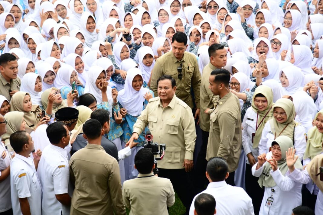 Prabowo Datangi SMAN 1 Cilacap, Soroti Perbaikan Fasilitas Pendidikan