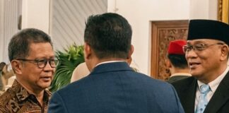 Rocky Gerung hadir di Istana Negara saat pelantikan Jumhur Hidayat sebagai Menteri Lingkungan Hidup dalam reshuffle kabinet Presiden Prabowo Subianto.