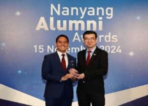 KARIR MENTERENG- Pramoda Dei Sudarmo saat menerima penghargaan dari NTU Singapore, 2024 lalu. Pramoda Dei Sudarmo adalah satu di antara alumni SMA Taruna Nusantara yang punya rekam jejak pendidikan serta karir mentereng. Dengan menjadi petinggi di perusahaan top hingga dipercaya jadi tenaga ahli di pemeritahan republik Indonesia., Inilah profil Pramoda Dei Sudarmo, Minggu (18/5/2026). OFFICIAL FACEBOOK SMA TARUNA NUSANTARA / REPRO