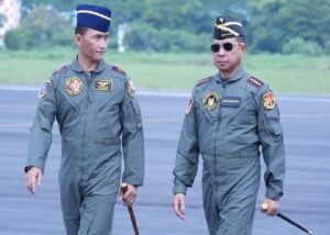 SAMBUT PANGLIMA TNI - Firman Dwi Cahyono saat menyambut Panglima TNI Agus subiyanto di Lanud Iswahjudi, beberapa waktu lalu. Firman Dwi Cahyono  adalah alumni angkatan pertama SMA Taruna Nusantara yang lulus dengan predikat terbaik, sehingga mendapatkan penghargaan Garuda Trisakti Taruna Tama. OFFICIAL INSTAGRAM LANUD ISWAHJUDI / REPRO