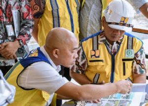 JABATAN BARU - Adenan Rasyid (botak) saat menjalankan tugasnya di Kementerian PU Republik Indonseia beberapa waktu lau. Adenan Rasyid baru saja dilantik oleh Menteri PU Dody Hanggodo sebagai Kepala Badan Pengembangan Infrastruktur Wilayah Kementerian Pekerjaan Umum Republik Indonesia yang baru. OFFICIAL INSTAGRAM PU SDA CITANDUY/ REPRO