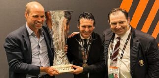 Daftar Pelatih dengan Koleksi Trofi UEL Terbanyak Sepanjang Masa: Unai Emery Raja Liga Eropa usai Bawa Aston Villa Juara UEFA Europa League 2026 PAMERKAN TROFI UEL - Pelatih Aston Villa, Unai Emery (tengah) memamerkan trofi UEL 2026 usai usai membawa timnya merebut kemenangan di laga Final UEFA Europa League 2026, Kamis (21/5/2026) dini hari WIB tadi. Unai Emery menjadi sosok penting di balik kemenangan Aston Villa atas SC Freiburg dengan Skor telak 3-0 pada laga yang digelar di di Stadion Besiktas, Turkiye itu. OFFICIAL INSTAGRAM ASTON VILLA/REPRO