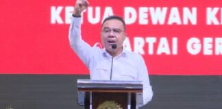 Sufmi Dasco Ahmad kembali ramai dibahas setelah sidang paripurna DPR RI viral. Simak profil, karier politik, pendidikan, dan kiprahnya di Gerindra.