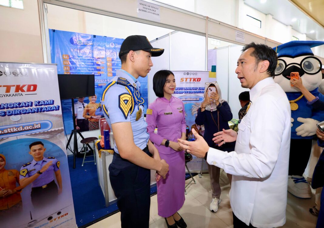 Ibas Dorong Generasi Muda Berani Bermimpi di EBY EDU FAIR 2026 Trenggalek