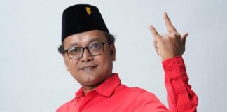 PDIP merespons kabar Jokowi bakal menjadi Ketua Dewan Pembina PSI. Guntur Romli menyebut pengaruh Jokowi tidak otomatis mampu membawa PSI lolos ke parlemen.