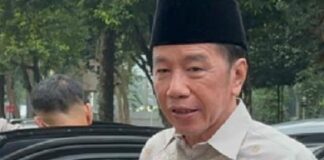 PDIP meminta Jokowi menunjukkan ijazahnya saat blusukan ke Lampung, NTT, dan Sumatera Barat untuk menjawab polemik yang masih jadi pertanyaan publik.