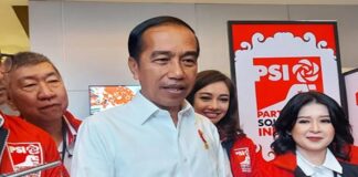 Rencana Jokowi keliling Indonesia bersama Projo dan kader PSI menuai sorotan politik.