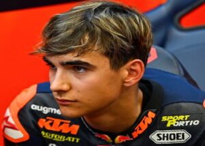 Profil Brian Uriarte: Pembalap Muda Spanyol Juara Moto3 seri MotoGP Italia 2026, Kalahkan Jagoan Tuan Rumah di Sirkuit Favorit Valentino Rossi 1 JUARA MOTO3 ITALIA - Pembalap Red Bull KTM Ajo asal Spanyol, Brian Uriarte sukses menjadi pemanang MotoGP Italia 2026 kelas Moto3 hari ini, Minggu (31/5/2026). Pembalap muda berbakat asal Spanyol ini sukses mempermalukan para pembalap tuan rumah Italia penerus Valentino Rossi di race puncak kelas Moto3 pada seri Moto Grand Prix of Italy 2026 alias MotoGP Italia 2026 di Sirkuit Mugello, Minggu (31/5/2026). OFFICIAL INSTAGRAM BRIAN URIARTE / REPRO