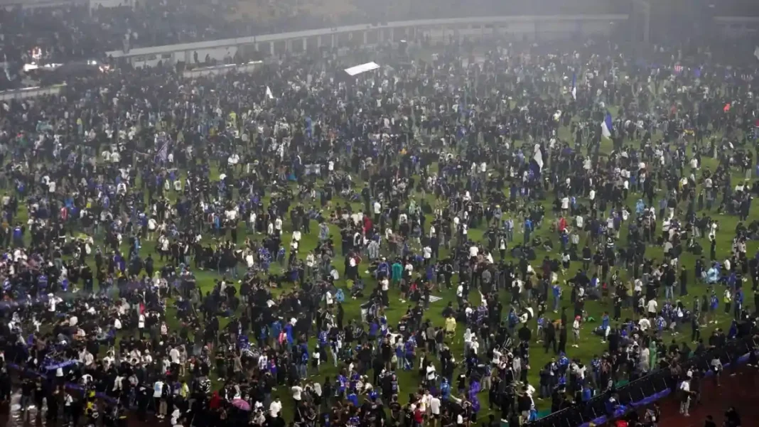 Persib di Ambang Hattrick Juara, Bobotoh Kompak Serukan: Jangan Turun ke Lapangan!