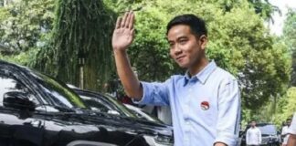 Kelompok Mahasiswa Cipayung Plus Tolak Kehadiran Gibran di Kupang Rencana Gibran meresmikan PSN Tambak Garam di Rote Ndao ditolak Cipayung Plus Kota Kupang karena polemik kompensasi lahan belum selesai.