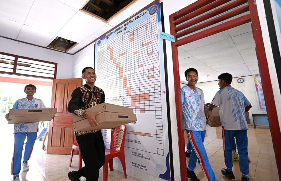Disambut Lagu “Maju Tak Gentar”, Prabowo Janji Renovasi Sekolah dan Puskesmas di Miangas