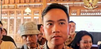 Politisi PDIP Tuding Wapres Gibran Pansos Lewat Ocha SMAN 1 Pontianak Wakil Presiden Gibran Rakabuming Raka menjadi sasaran kritik setelah mengundang peserta LCC MPR dari SMAN 1 Pontianak ke Istana Wapres.