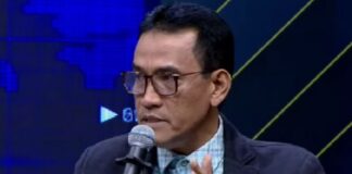 Kuasa hukum Roy Suryo dan Tifauzia Tyassuma, Refly Harun, meminta Jokowi menunjukkan ijazah asli dalam polemik kasus ijazah yang masih bergulir.