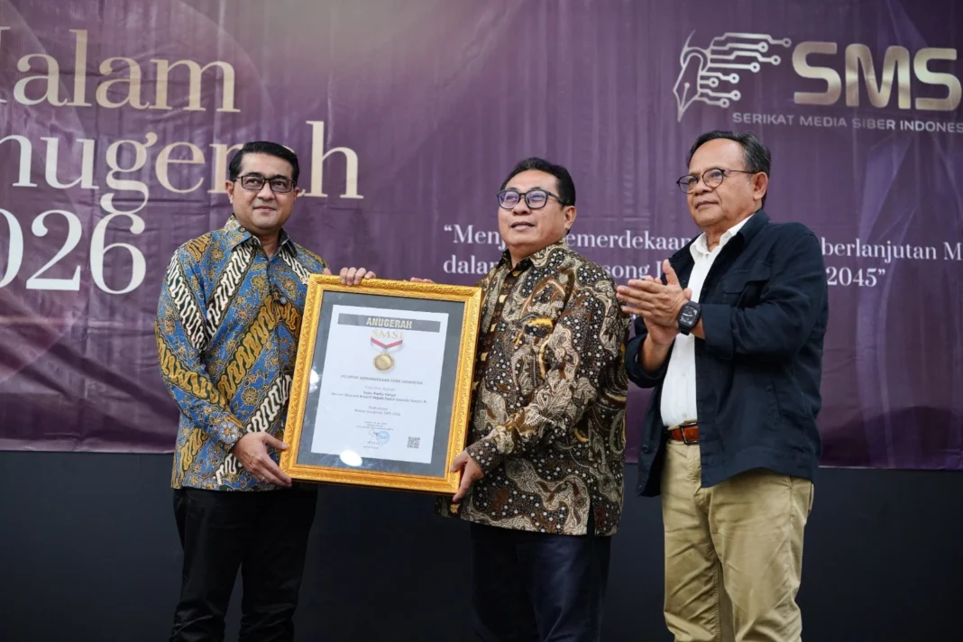Dinilai Dukung Media Siber dan Pers Merdeka, Menteri Ekraf Teuku Riefky Terima Penghargaan SMSI