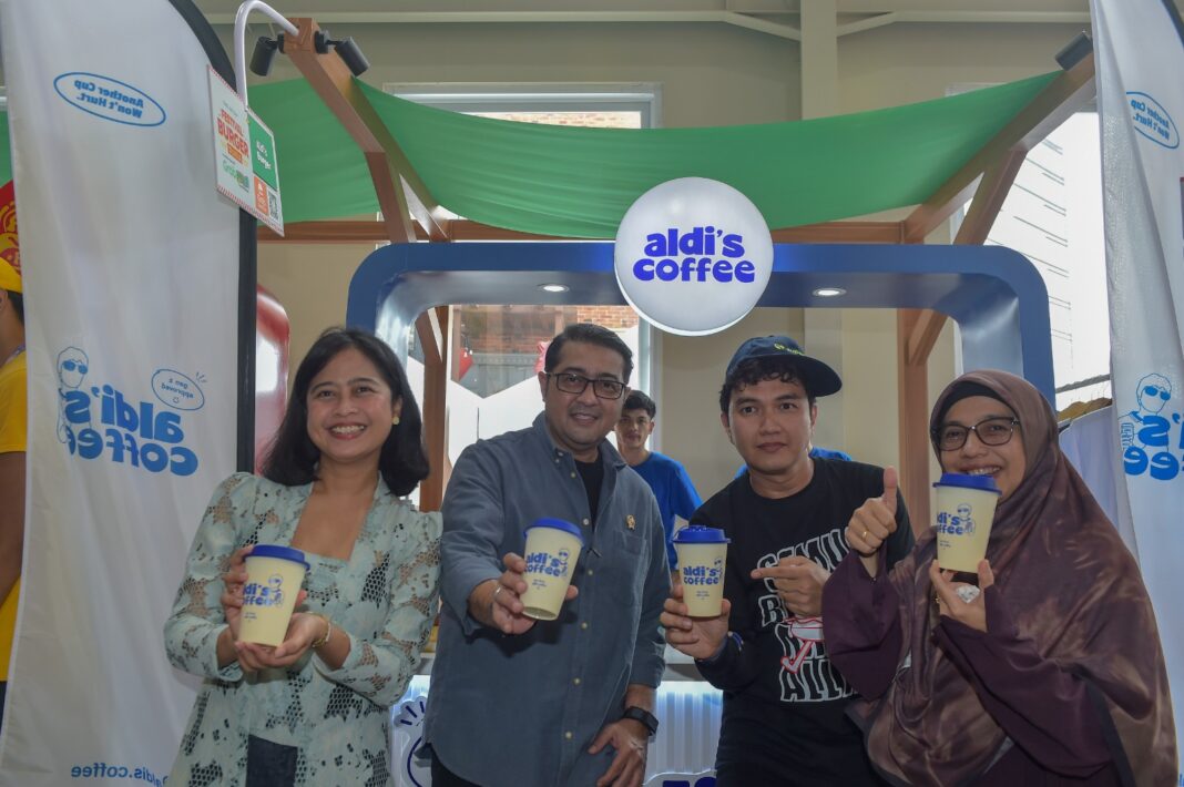 Menteri Ekraf Teuku Riefky meninjau Festival Burger Dunia di Jakarta