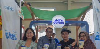 Menteri Ekraf Teuku Riefky meninjau Festival Burger Dunia di Jakarta
