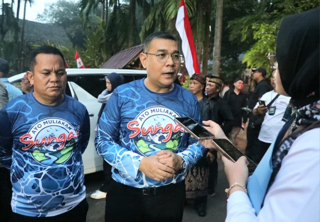 Ikut Gerakan AYO Muliakan Sungai, Wamen Ossy Ajak Masyarakat Jaga Ciliwung