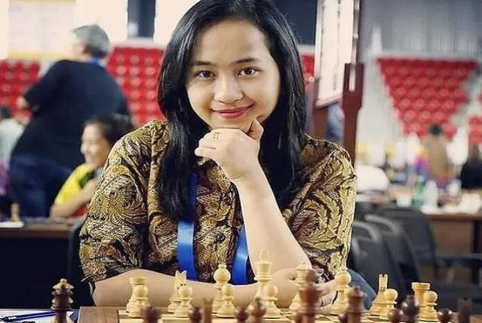 Pecatur Indonesia Chelsie Monica Ignesias Sihite menjadi sorotan setelah mengalahkan Magnus Carlsen dalam pertandingan catur simultan di Hong Kong.