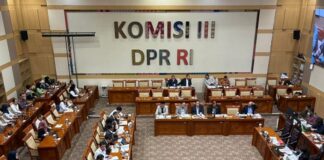 Ketua Komisi III DPR RI Habiburokhman saat rapat kerja dengan Mahkamah Agung. DPR menyoroti keluhan terkait jaringan internet dan sistem aplikasi yang dinilai memengaruhi pelayanan peradilan kepada masyarakat.