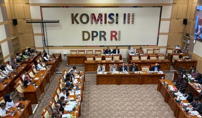 Ketua Komisi III DPR RI Habiburokhman saat rapat kerja dengan Mahkamah Agung. DPR menyoroti keluhan terkait jaringan internet dan sistem aplikasi yang dinilai memengaruhi pelayanan peradilan kepada masyarakat.