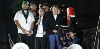 DPR RI Tindak Lanjuti Aspirasi Mahasiswa, 16 Mahasiswa Trisakti Segera Bebas Status Tersangka Wakil Ketua DPR RI Sufmi Dasco Ahmad dan Saan Mustopa menyampaikan hasil dialog dengan mahasiswa saat menemui massa aksi di depan Gedung DPR RI, Jakarta, Jumat (19/6/2026).