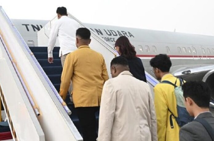 Wakil Presiden Gibran Rakabuming Raka mengajak lima mahasiswa dari berbagai kampus dalam kunjungan kerja ke Ende, Nusa Tenggara Timur, untuk melihat langsung pelaksanaan program Makan Bergizi Gratis.