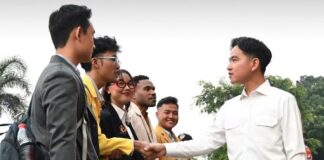 Wakil Presiden Gibran Rakabuming Raka mengajak sejumlah mahasiswa dalam kunjungan kerja ke Nusa Tenggara Timur, Gorontalo, dan Papua untuk meninjau program prioritas pemerintah.