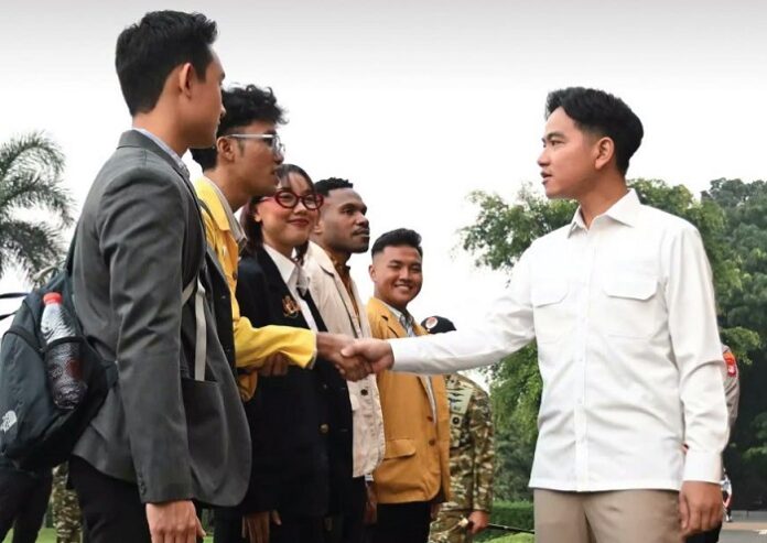 Wakil Presiden Gibran Rakabuming Raka mengajak sejumlah mahasiswa dalam kunjungan kerja ke Nusa Tenggara Timur, Gorontalo, dan Papua untuk meninjau program prioritas pemerintah.