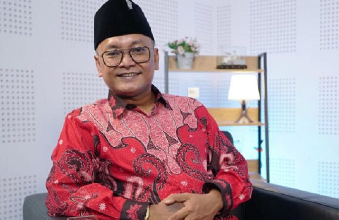 Juru Bicara PDIP Guntur Romli membantah tudingan BEM Bersatu yang mengaitkan partainya dengan eks Ketua BEM UGM Tiyo Ardianto dan aksi mahasiswa terkait program MBG.