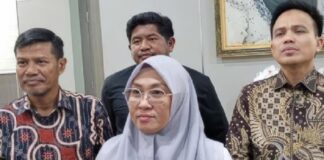 Pengakuan Saksi di Sidang Hak Angket DPRD Gowa, Klaim Telusuri Dugaan Kedekatan Bupati Husniah Sidang Hak Angket DPRD Gowa menghadirkan pengakuan saksi yang mengklaim menelusuri dugaan hubungan pribadi Bupati Husniah Talenrang. Bupati membantah seluruh tuduhan dan menegaskan siap membuktikan fakta melalui jalur hukum.