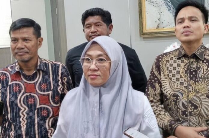 Sidang Hak Angket DPRD Gowa menghadirkan pengakuan saksi yang mengklaim menelusuri dugaan hubungan pribadi Bupati Husniah Talenrang. Bupati membantah seluruh tuduhan dan menegaskan siap membuktikan fakta melalui jalur hukum.