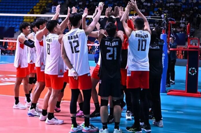 Pemain Timnas Voli Indonesia merayakan kemenangan atas Thailand yang membawa skuad Merah Putih naik ke posisi kedua klasemen sementara Pool B AVC Men's Cup 2026.