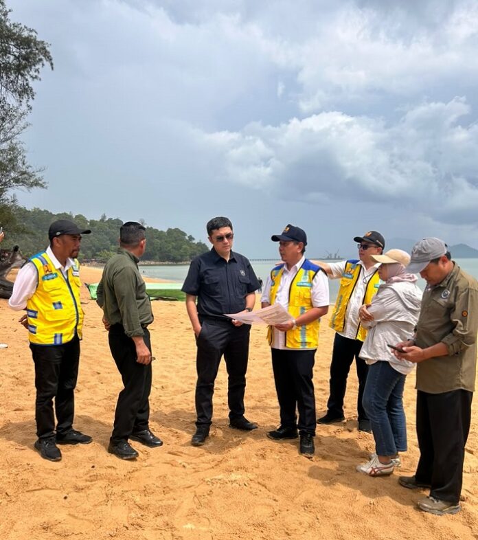 Kunjungan lapangan dilakukan oleh jajaran Kemenko Infrastruktur dan Pembangunan Kewilayahan yang dipimpin Staf Khusus Menteri Koordinator Bidang Infrastruktur dan Pembangunan Kewilayahan di Pantai Kura-Kura Kab. Bengkayang, Kalbar belum lama ini