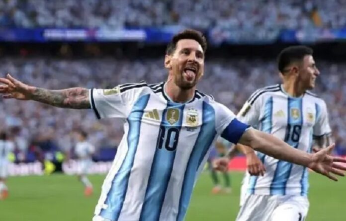 Lionel Messi merayakan salah satu golnya saat Argentina mengalahkan Aljazair 3-0 pada laga pembuka Grup J Piala Dunia 2026. Hat-trick tersebut membuat Messi menyamai rekor 16 gol Piala Dunia milik Miroslav Klose.