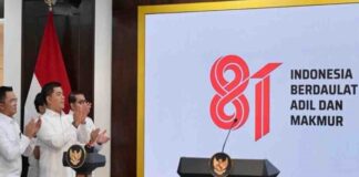 Desainer muda asal Padang, Fajar Novario, menunjukkan logo resmi HUT ke-81 Kemerdekaan RI setelah dinobatkan sebagai pemenang sayembara nasional melalui mekanisme polling publik yang digelar pemerintah.