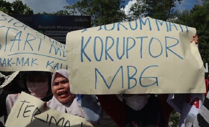 Aliansi Masyarakat Kalimantan Barat menggelar aksi dukungan Program Makan Bergizi Gratis di Pontianak dan meminta pemerintah melanjutkan program tersebut di tengah dugaan korupsi serta perubahan kebijakan BGN.
