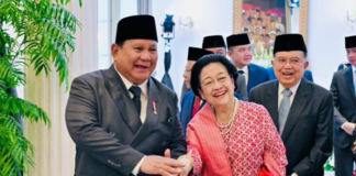 Gerindra Sebut Momen Megawati Gandeng Prabowo Tunjukkan Kedekatan Dua Tokoh Bangsa Presiden Prabowo Subianto dan Presiden ke-5 RI Megawati Soekarnoputri terlihat bergandengan tangan usai upacara Hari Lahir Pancasila di Gedung Pancasila, Jakarta.