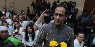 Nadiem Makarim Divonis 10 Tahun Penjara dalam Kasus Korupsi Pengadaan Chromebook Mantan Menteri Pendidikan, Kebudayaan, Riset, dan Teknologi Nadiem Makarim menjalani sidang pembacaan vonis di Pengadilan Tipikor Jakarta Pusat setelah divonis 10 tahun penjara dalam perkara korupsi pengadaan laptop Chromebook dan Chrome Device Management (CDM).