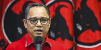 Wacana Prabowo-Gibran Dua Periode, PDIP: Memang Pak Prabowo Sudah Pasti Mau? Ketua DPP PDIP Deddy Yevri Sitorus memberikan keterangan kepada wartawan di Kompleks Parlemen terkait wacana dukungan Prabowo-Gibran dua periode yang disampaikan PSI.