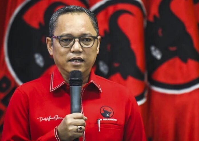 Ketua DPP PDIP Deddy Yevri Sitorus memberikan keterangan kepada wartawan di Kompleks Parlemen terkait wacana dukungan Prabowo-Gibran dua periode yang disampaikan PSI.