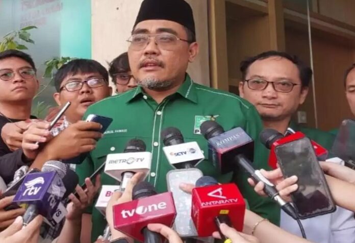 Wakil Ketua Umum PKB Jazilul Fawaid meminta PDIP memperjelas posisi politiknya, sementara Andreas Hugo Pareira menegaskan PDIP sebagai partai penyeimbang di luar pemerintahan.