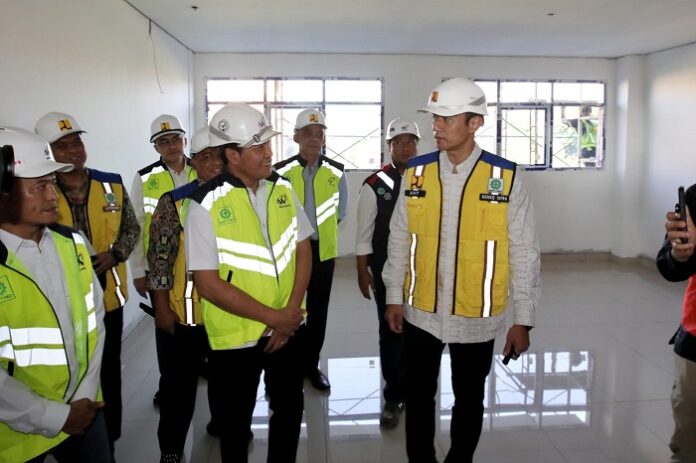 Menteri Koordinator Bidang Infrastruktur dan Pembangunan Kewilayahan Agus Harimurti Yudhoyono (AHY) meninjau proses pembangunan kembali Pondok Pesantren Al-Khoziny di Kabupaten Sidoarjo, Jawa Timur, belum lama ini