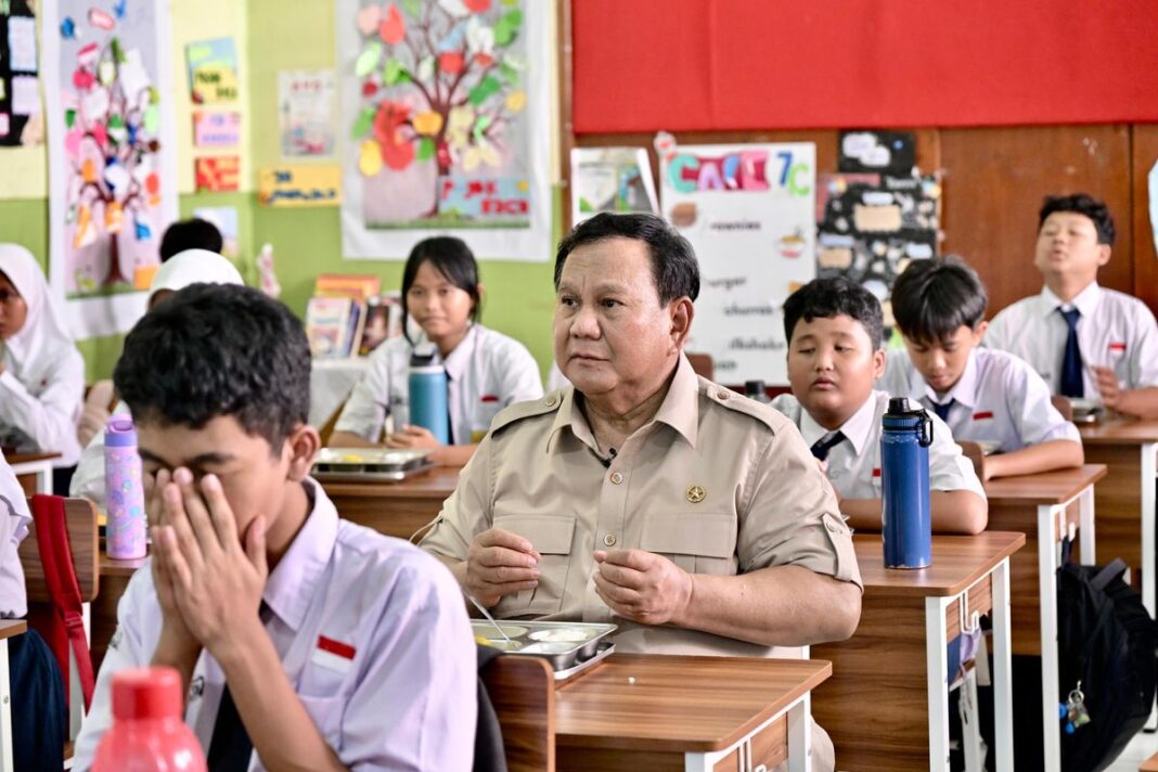 Tinjau Program Makan Bergizi Gratis, Prabowo Duduk dan Santap Hidangan Bersama Siswa