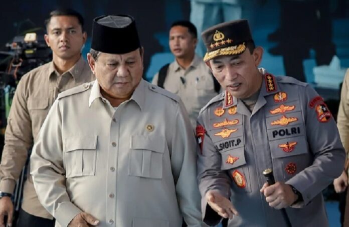 Presiden Prabowo Subianto menerima Kapolri Jenderal Listyo Sigit Prabowo di Istana Merdeka. Pertemuan membahas situasi keamanan nasional, dukungan Polri terhadap pembangunan, serta persiapan Hari Bhayangkara 2026.